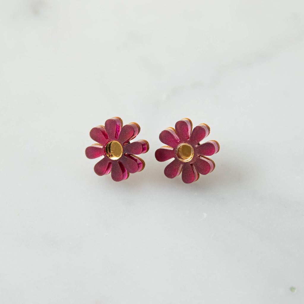 Daisy Stud Earrings: White & Gold