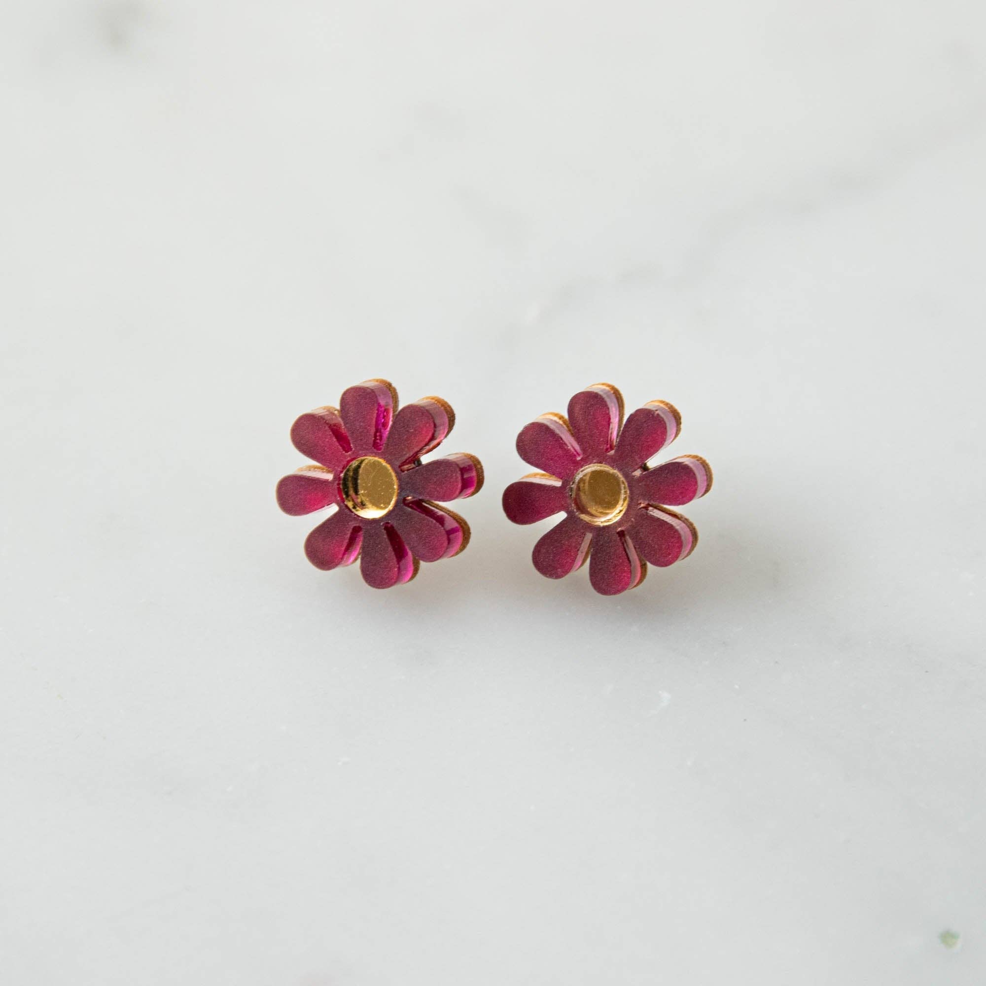 Daisy Stud Earrings: White & Gold