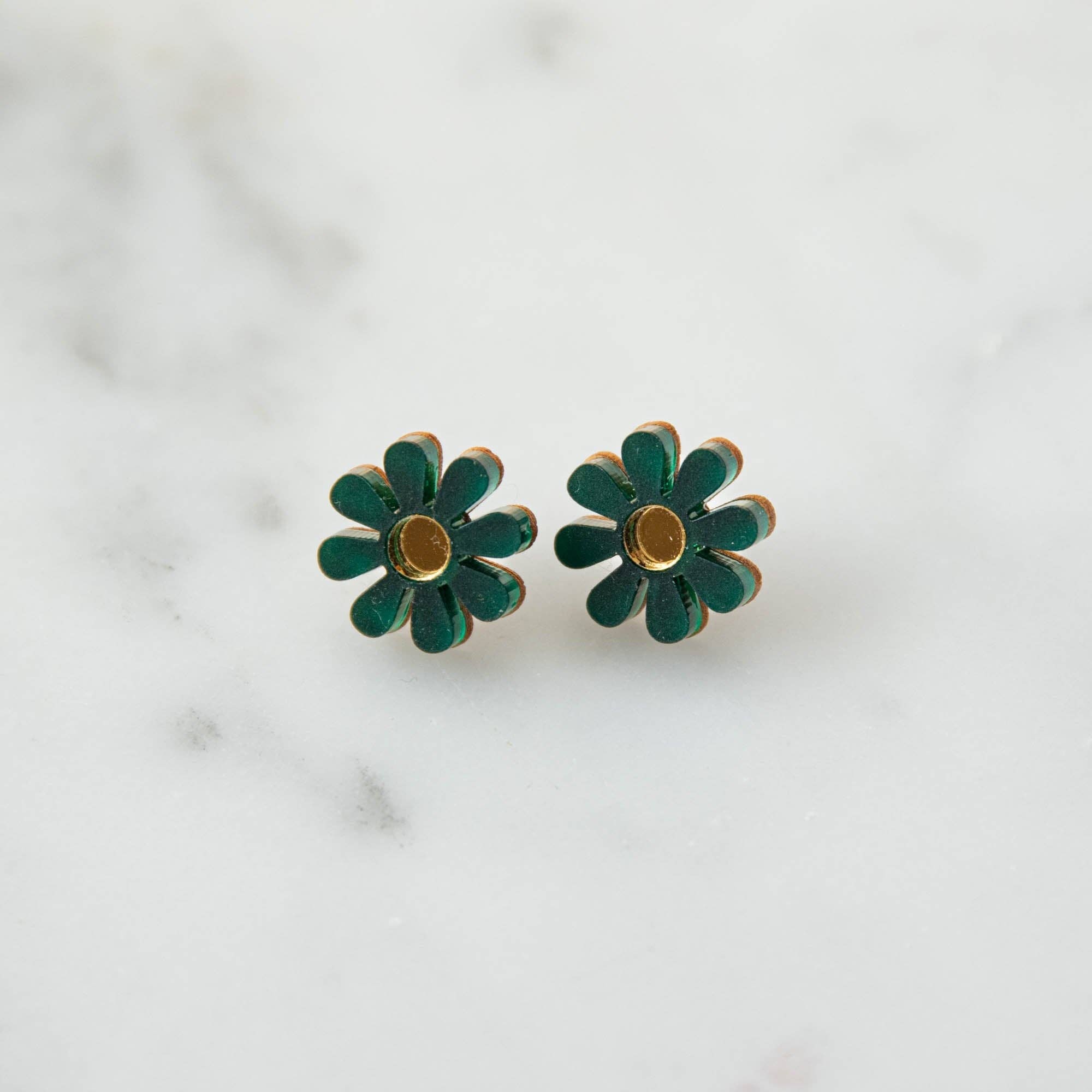 Daisy Stud Earrings: White & Gold