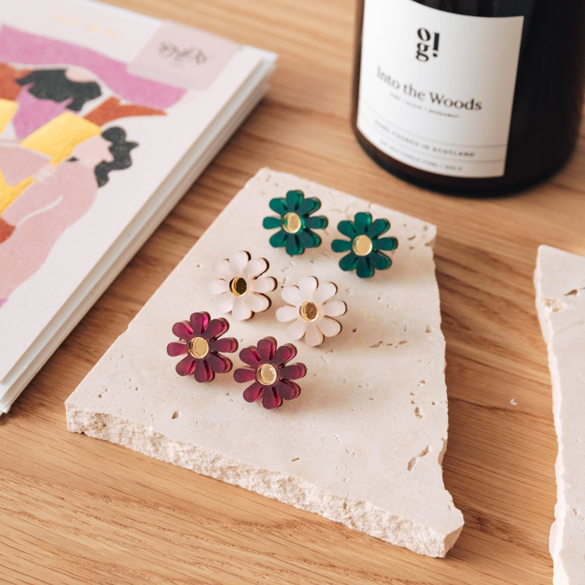 Daisy Stud Earrings: White & Gold