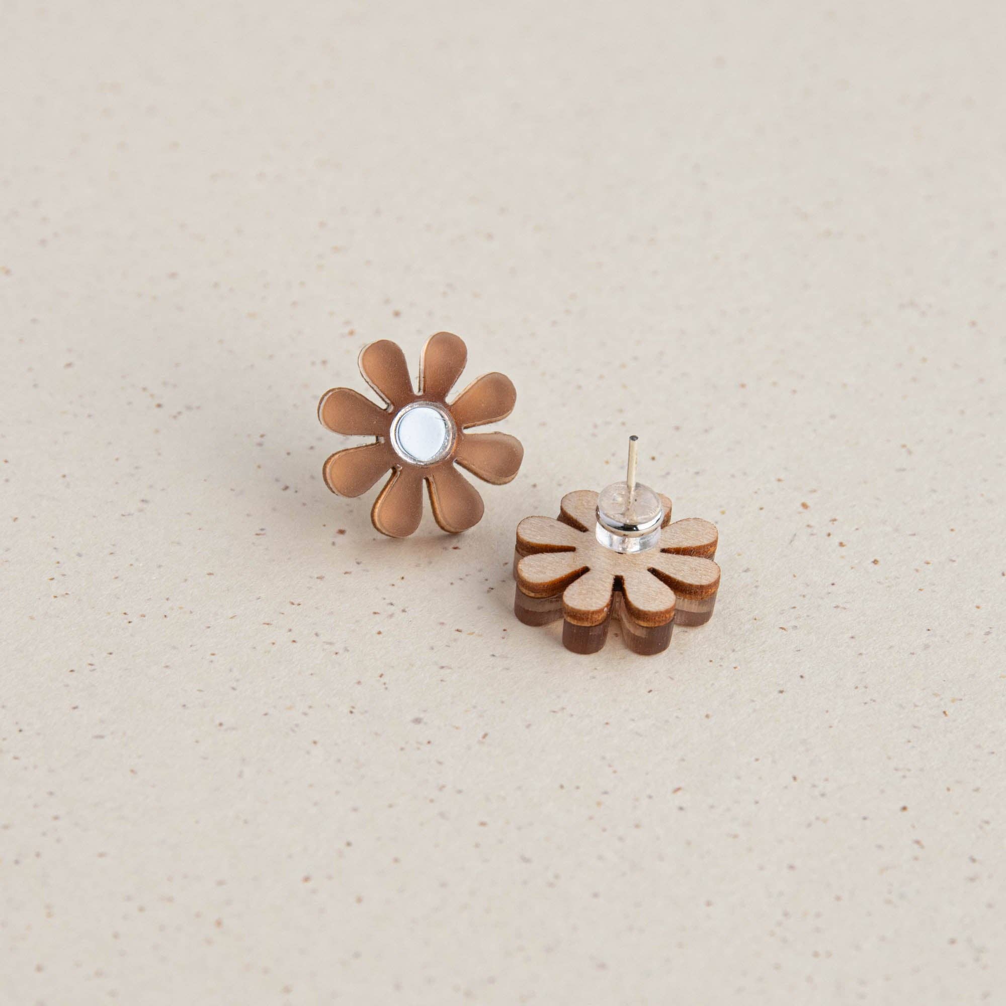 Daisy Stud Earrings: White & Gold