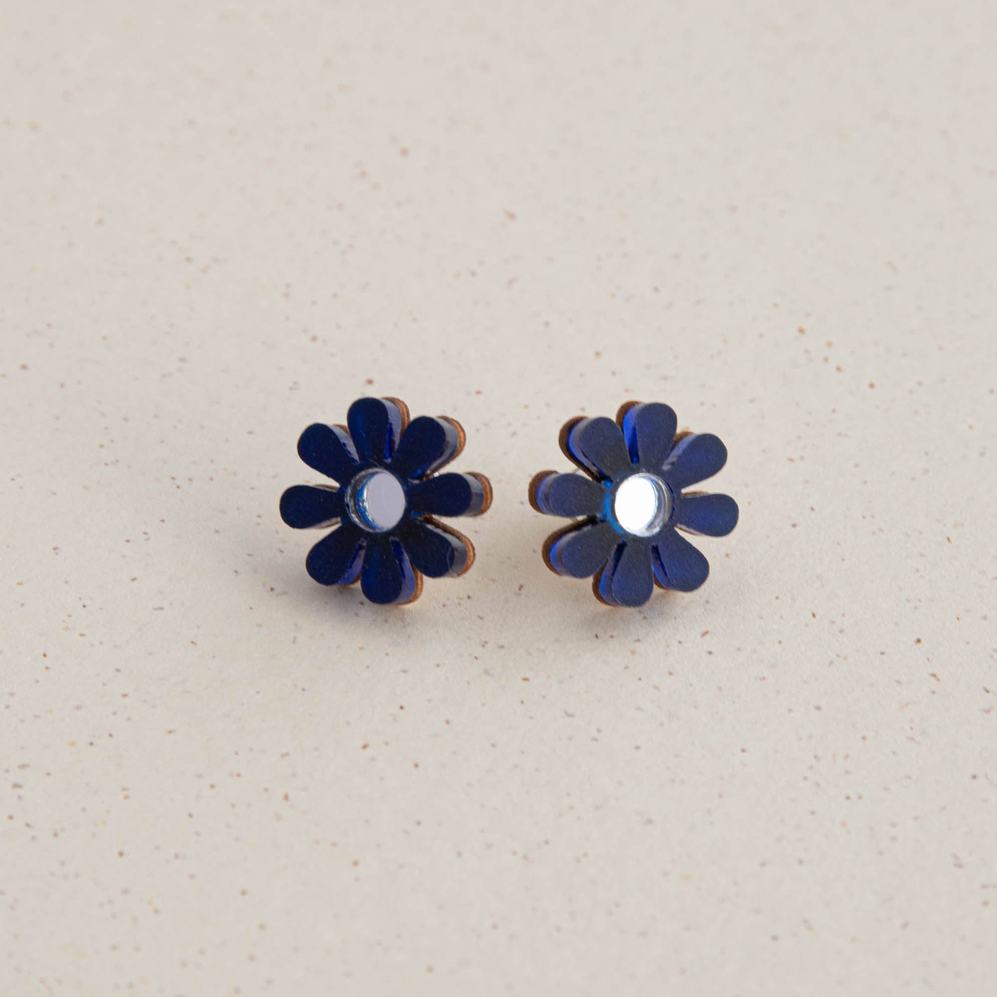 Daisy Stud Earrings: White & Gold
