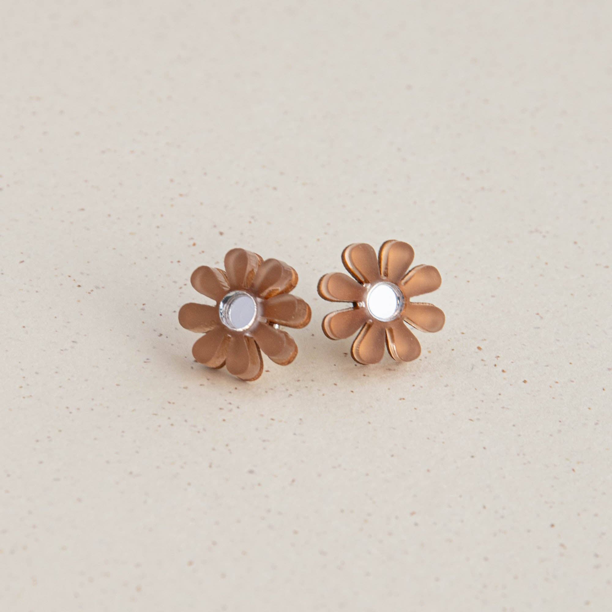 Daisy Stud Earrings: White & Gold