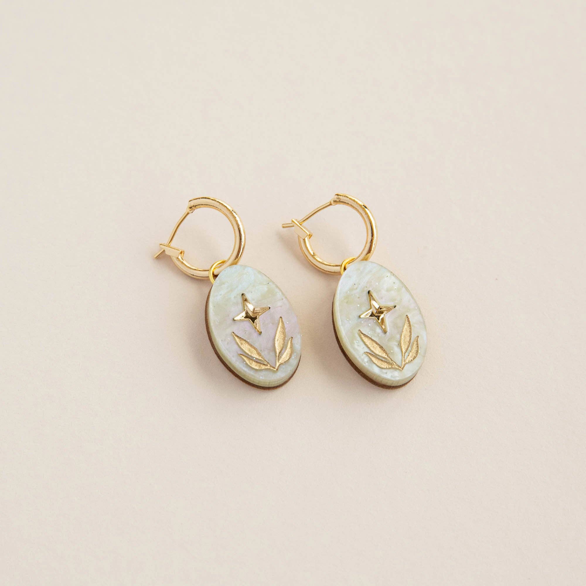 Celestial Seaweed Oval Hoop Earrings: Pearly-lemon-acrylic-with-gold
