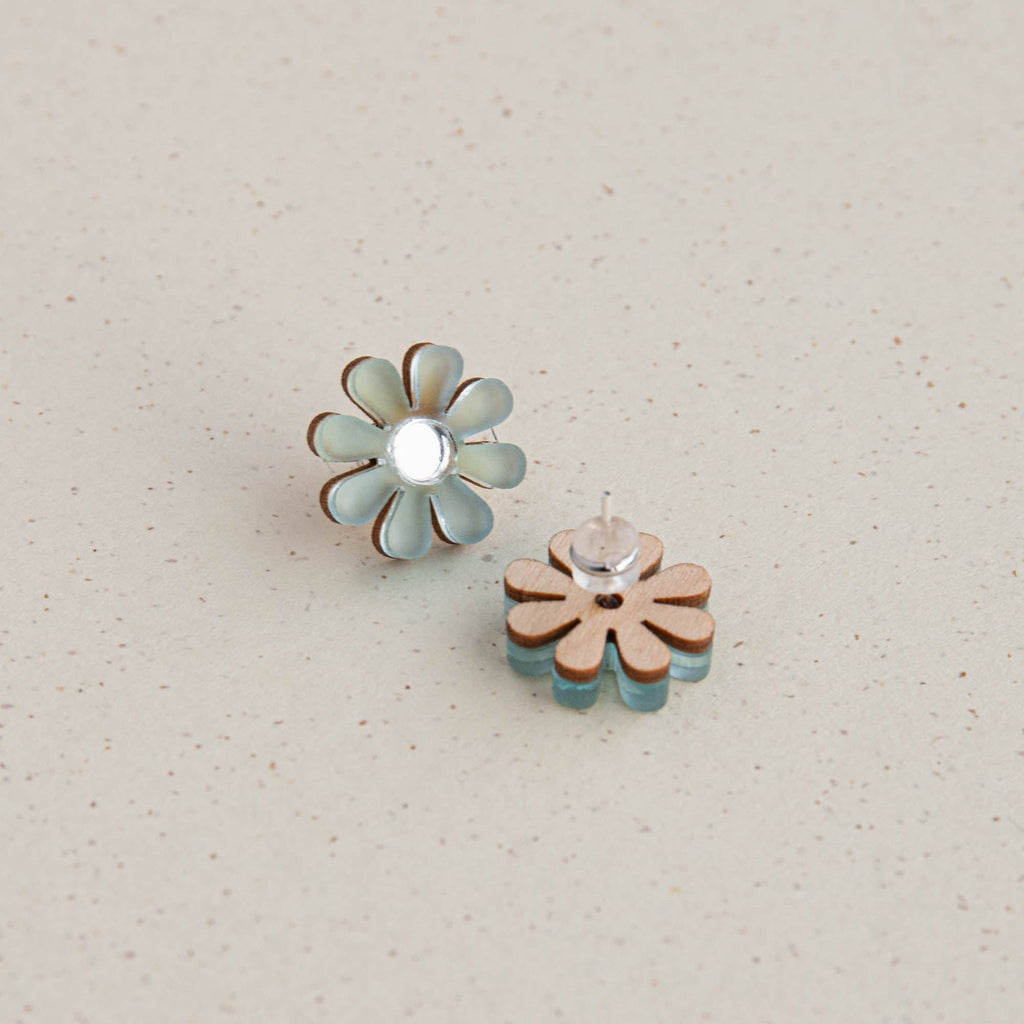 Daisy Stud Earrings: White & Gold